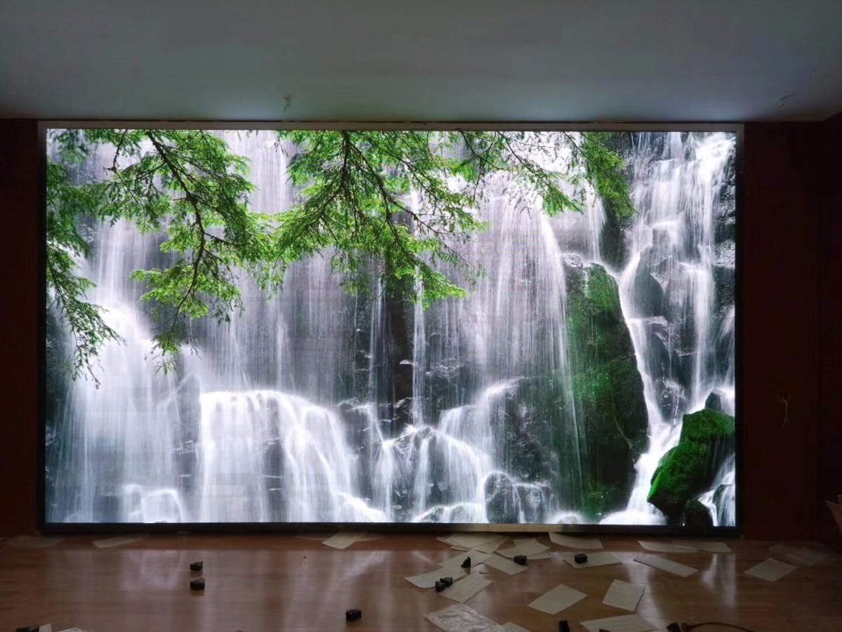 濰坊地理測(cè)繪局室內(nèi)P2.5全彩屏加班加點(diǎn)完工，等著看十九大呢