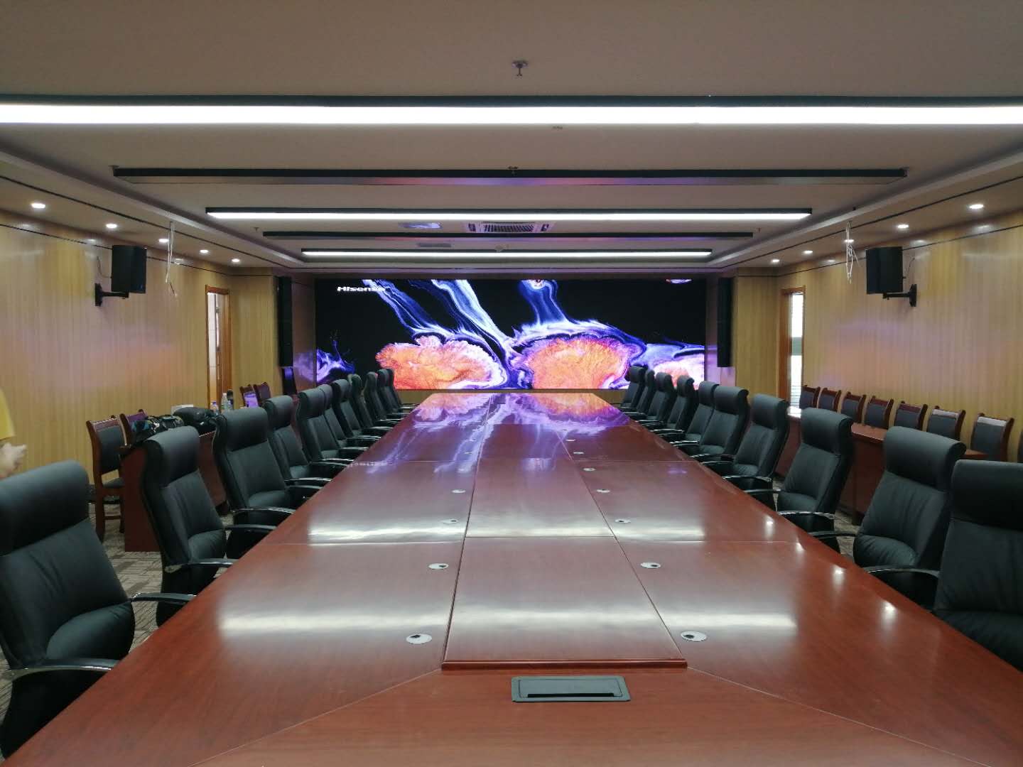 濰坊某事業(yè)單位音、視頻會(huì)議集成項(xiàng)目完工，會(huì)議辦公、音響系統(tǒng)、1.2小間距顯示系統(tǒng)完美融合